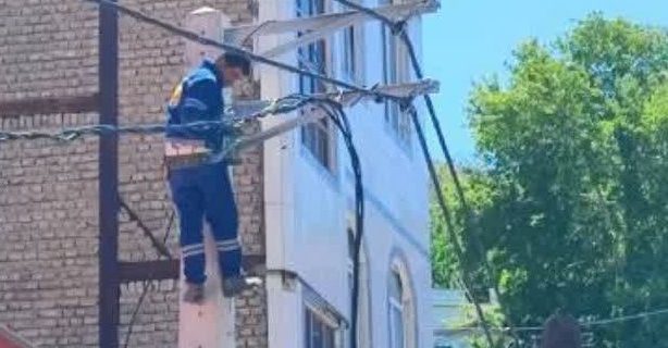 عملیات ضربتی برای رفع ضعف ولتاژ در محله فرامه دماوند/ پایداری شبکه برق ارتقا یافت