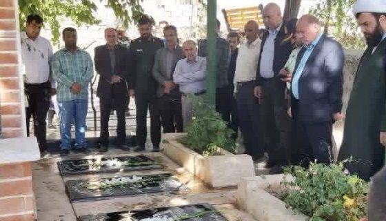 شهر آبسرد معطر به یاد شهیدان؛ غبارروبی و عطرافشانی مزار مطهر شهدا در هفته دفاع مقدس