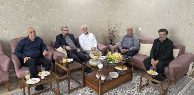 فرمانده بسیج اصناف و بازاریان استان تهران با خانواده شهید و آزاده سرافراز دماوند دیدار کردند