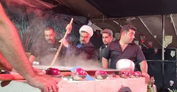 آیین سنتی سمنوپزان همزمان با سالروز شهادت حضرت فاطمه زهرا(س) در محله روح‌افزا شهر دماوند