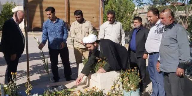 غبارروبی و عطرافشانی مزار شهدا شهر آبسرد به مناسبت هفته دولت