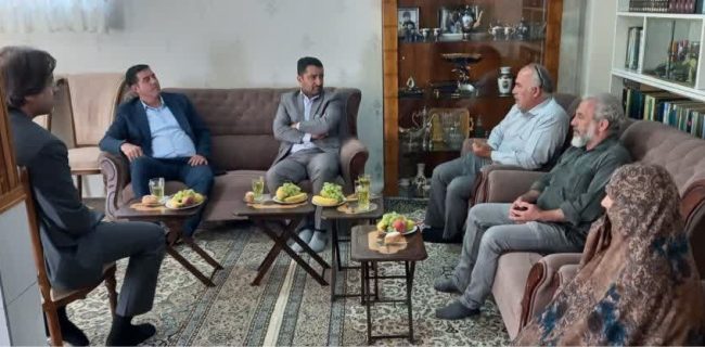 دیدار مسئولان اداره ورزش و جوانان شهرستان دماوند با خانواده معظم شهید علی‌اصغر کرمانی به مناسبت هفته دولت