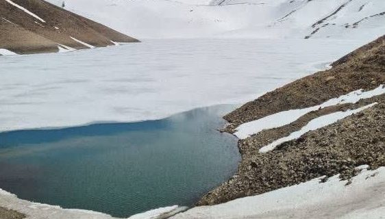 آغاز آبگیری دریاچه هویر دماوند پس از یک دوره خشکسالی شدید/ با پایداری سرمای ارتفاعات سطح دریاچه تار یخ‌زده باقی ماند