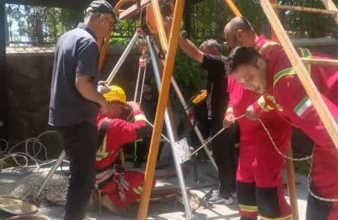 نجات کارگر گرفتار در چاه با عملیات سریع آتش‌نشانان ایستگاه آتش‌نشانی مشا
