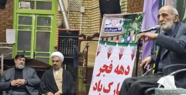 مراسم گرامیداشت دهه مبارک فجر در مسجد جامع دماوند/ شریعتمداری: درگیری جمهوری اسلامی با نظام سلطه، درگیری ماهوی و بر سر موجودیت است