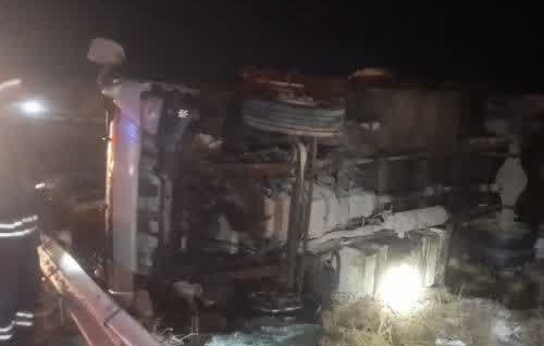 واژگونی کامیون حامل لوازم خانگی در محور دماوند – فیروزکوه بعد از روستای سیدآباد/ راننده مصدوم شد