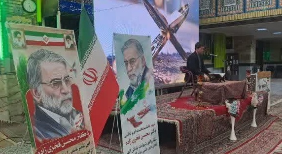 پنجمین سالگرد شهادت دانشمند هسته‌ای دکتر فخری‌زاده در شهر آبسرد/ مسئولان کشوری و محلی پیش از آغاز مراسم، محل عروج شهید را گلباران کردند