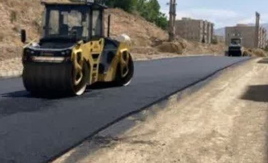 اجرای عملیات روکش آسفالت خیابان «خورشید هفتم» در شهرک مسکن مهر منطقه گیلاوند