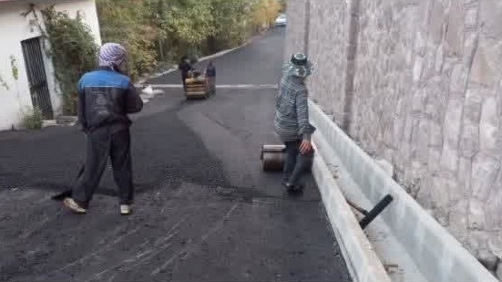 اجرای پروژه جدول‌گذاری و آسفالت خیابان نیل تا محله درویش به همت شهرداری دماوند