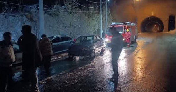 برخورد ۴ خودروی سواری در محور مشاء دماوند ۲ مصدوم بر جای گذاشت برخورد ۴ خودروی سواری در محور مشاء دماوند ۲ مصدوم بر جای گذاشت