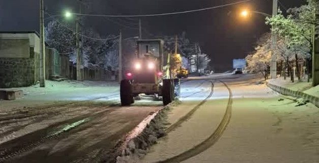 آماده‌باش کامل ستاد مدیریت بحران شهرداری دماوند در پی بارش شدید برف/ عملیات برف روبی در حال انجام است