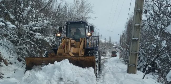 گوشه‌ای از تلاش راهداران شهرستان دماوند در برف‌روبی و بازگشایی محور اصلی فیروزکوه و محور روستایی دلیچایی