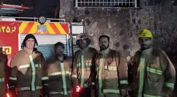 مهار آتش‌سوزی منزل مسکونی در انتهای تونل مشا توسط آتش‌نشانان دماوند