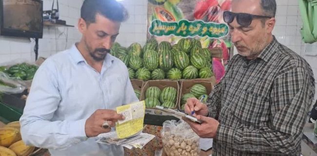 رسیدگی به شکایات واصله مردمی از برخی واحدهای میوه و تره بار شهر رودهن/ پرونده ۴ واحد صنفی بهعلت تخلفات گرانفروشی، عدم درج قیمت و نداشتن پروانه کسب به اداره تعزیرات حکومتی دماوند ارجاع داده شد رسیدگی به شکایات واصله مردمی از برخی واحدهای میوه و تره بار شهر رودهن/ پرونده ۴ واحد صنفی بهعلت تخلفات گرانفروشی، عدم درج قیمت و نداشتن پروانه کسب به اداره تعزیرات حکومتی دماوند ارجاع داده شد