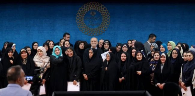 حضور بانوان توانمند شهرستان دماوند در نشست با رئیس‌جمهور