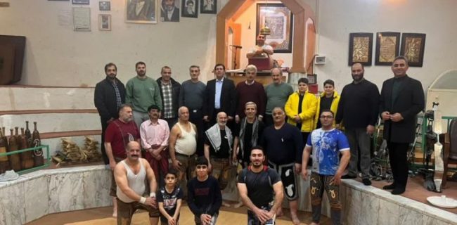 نمایشی زورخانه‌ای توسط ورزشکاران باستانی‌کار زورخانه شهدای دماوند به مناسبت هفته جوان