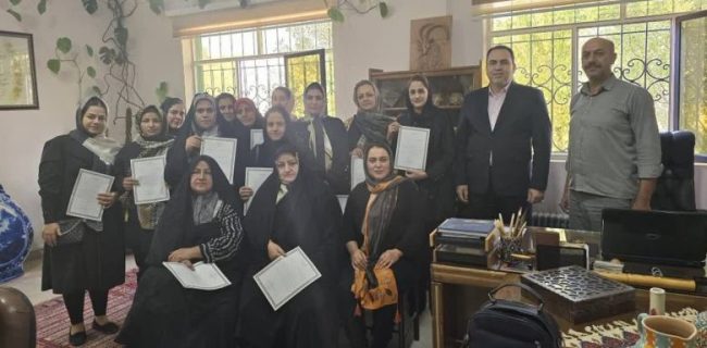 نشست هنرمندان و صنعتگران صنایع دستی با رئیس میراث فرهنگی، صنایع‌ دستی و گردشگری شهرستان دماوند/ تاکید بر رفع مشکلات موجود بر سر راه تولید و عرضه صنایع‌ دستی در راستای حمایت از صنعتگران