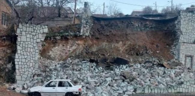 نشست دیوار حائل در بلوار شورا شهر دماوند محدوده محله قلعه‌سنگی