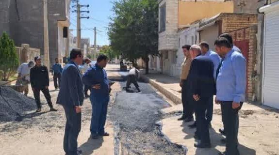 بازدید مدیریت شهری از روند اجرای آسفالت معابر شهر آبسرد