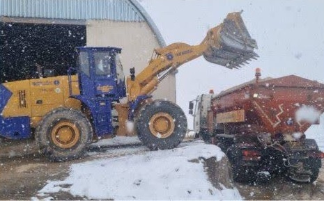 عملیات برف‌روبی و نمک‌پاشی بازگشایی محورهای مواصلاتی شهرستان دماوند