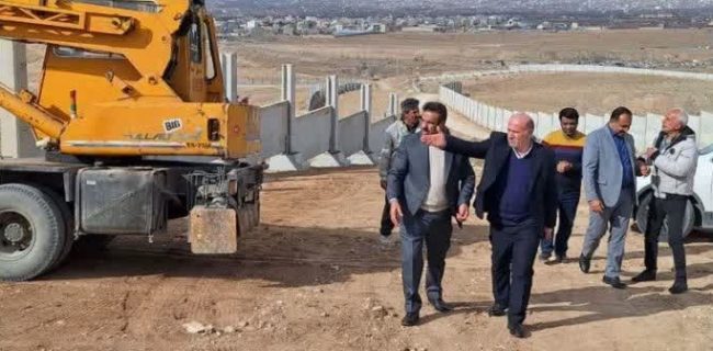 بازدید مسئولین شهری از زمین فوتبال در حال تسطیح و دیوارکشی بتنی پیش ساخته در شهر آبسرد