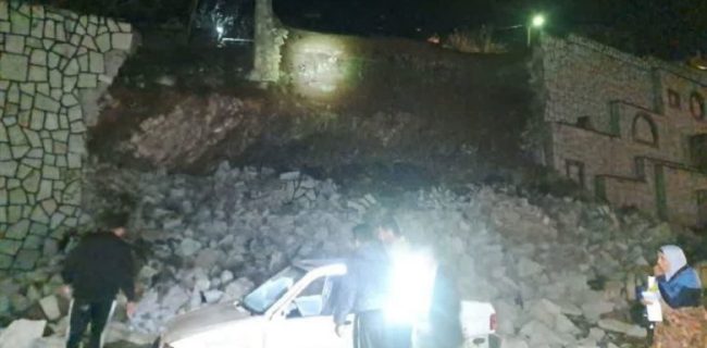 ایمن‌سازی محل حادثه فرو ریختن دیوارسنگی در بلوار شورا توسط عوامل آتش‌نشانی شهر دماوند