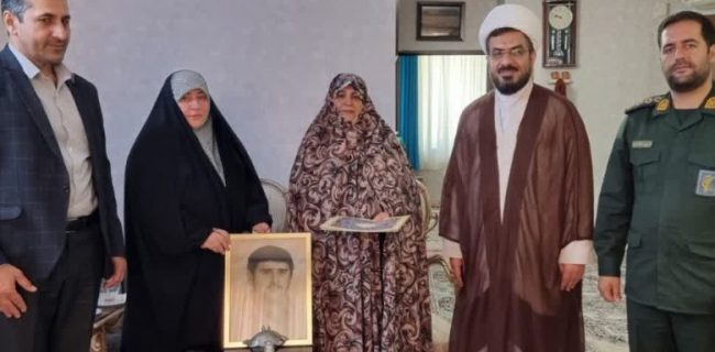 دیدار با خانواده‌ معظم شهید عبدالرحیم حقیری در دماوند به مناسبت هفته دفاع مقدس