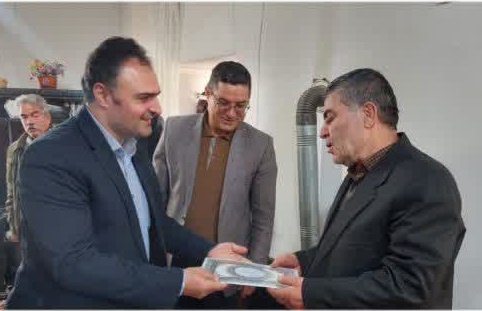 تکریم اعضای شورای بخش مرکزی و جمعی از مسئولان با خانواده شهید اسماعیل کاشانی در روستای زیارت