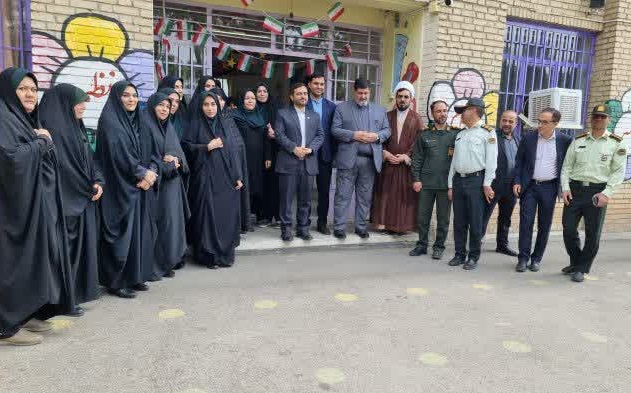 تقدیر مسئولان شهرستان دماوند از معلمان مدرسه دخترانه ابتدائی شهید علیجانی به مناسبت گرامیداشت روز مقام معلم