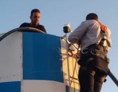 نجات شخص سانحه دیده بر روی مخزن آب ویلایی در روستای سرخده دماوند