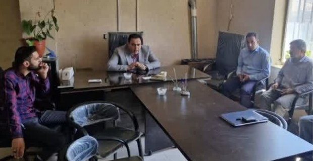 جلسه و بازدید مشترک میراث فرهنگی و دهیاری و شورای اسلامی روستای مرا / تاکید بر ساماندهی اماکن مذهبی در راستای ایجاد و توسعه گردشگری