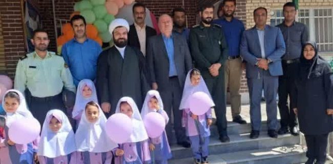 آیین جشن شکوفه‌ها با حضور مسئولان شهر آبسرد/ دانش‌آموزان کلاس اولی شهر آبسرد راهی مدرسه شدند