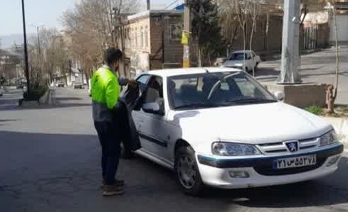 توزیع کیسه زباله در معابر ورودی شهر رودهن در روز طبیعت