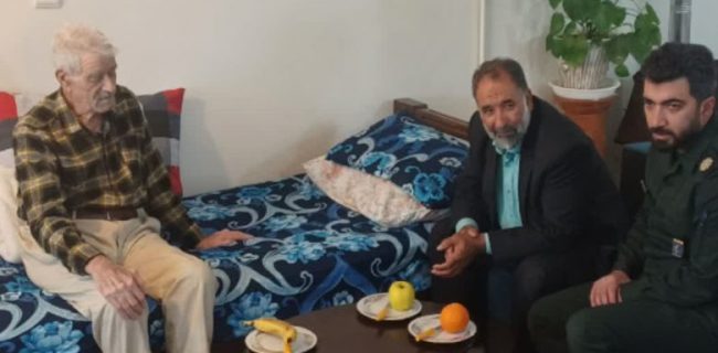 دیدار مسئولان شهرستان دماوند با جانباز ۷۰ درصد ارتش جمهوری اسلامی ایران عیسی زاهدی به مناسبت ۲۹ فروردین‌ماه روز ارتش