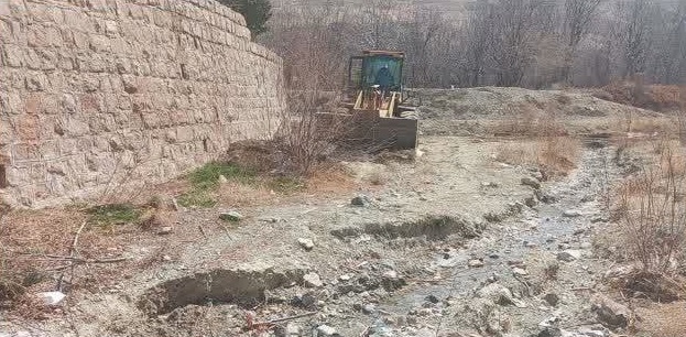 اجرای عملیات لایروبی رودخانه در محله ساران اجرای عملیات لایروبی رودخانه در محله ساران