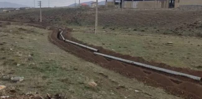 شناسایی کانال غیرمجاز حفر شده در بستر و حریم یکی از سر شاخه‌های رودخانه آب باریک منطقه وادان دماوند/ یک دستگاه بیل زنجیری توقیف شد