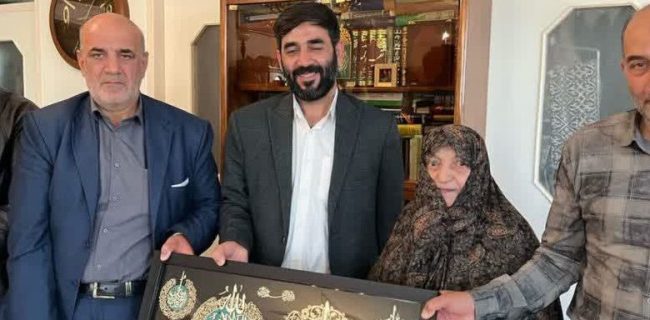 تکریم خانواده شهیدان صدیفی با حضور ریاست بسیج اصناف و بازاریان کشور