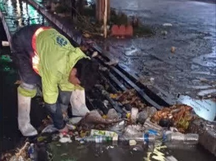 رفع آب‌گرفتگی معابر شهر دماوند در پی بارش شدید باران