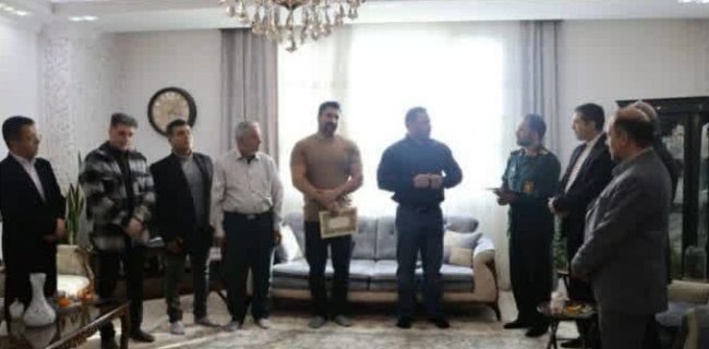 تجلیل مسئولین شهرستان دماوند از قهرمانان مقام‌آور مسابقات پرس سینه قهرمانی جهان مسکو