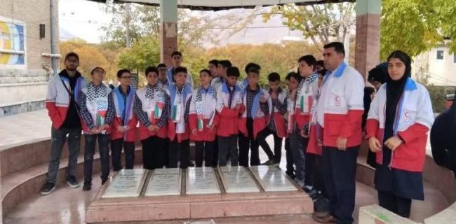 غبارروبی مزار شهدا توسط کانون دانش آموزی جمعیت هلال احمر شهرستان دماوند