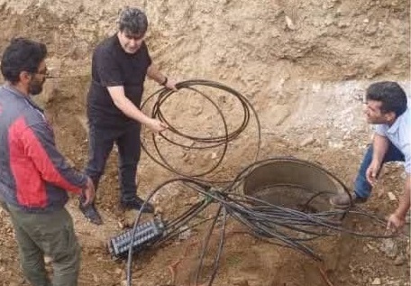 قطع فیبر نوری مهرآباد توسط بیل مکانیکی شهرداری رودهن/ با تلاش اکیپ فیبر نوری شرق استان تهران مشکل قطعی رفع شد
