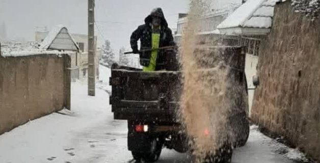 عملیات بی‌وقفه برف‌روبی و نمک‌پاشی شهرداری دماوند در پی بارش برف