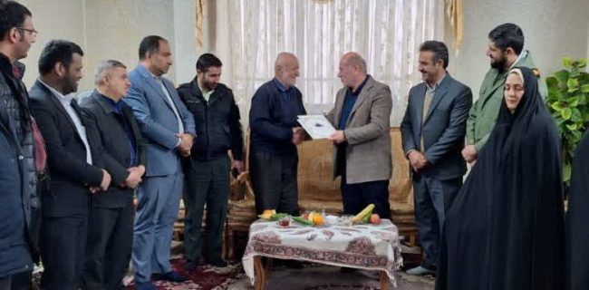 دیدار با خانواده شهدای انقلاب اسلامی در شهر آبسرد همزمان با سومین روز از دهه مبارک فجر