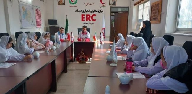 بازدید دانش آموزان مدرسه ابتدایی دوره دوم حضرت معصومه(س) از جمعیت هلال احمر به‌ مناسبت سالروز تاسیس سازمان جوانان