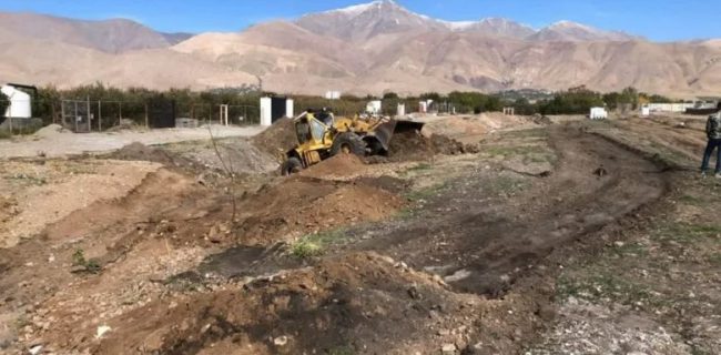 خاکبرداری و برداشت نهال‌کاری به منظور رفع تصرف ۵۰۰۰ متر مربع از اراضی حریم و بستر مسیل خسروان