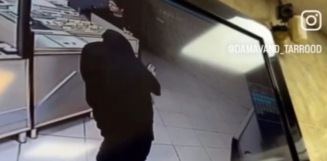 فیلم دوربین مداربسته سرقت ۴۸ عدد النگو از مغازه طلافروشی در منطقه گیلاوند‌