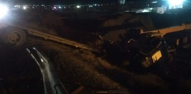 واژگونی کامیون کشنده تریلی در محور دماوند – فیروزکوه پشت راهدارخانه آبسرد یک مصدوم برجای گذاشت 