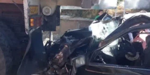 تصادف شدید در جاده مشا؛ امدادرسانی عوامل آتش‌نشانی به حادثه برخورد پژو پارس با کامیون پارک شده