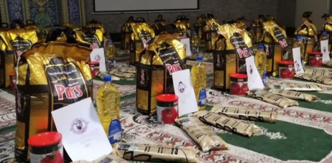 توزیع ۵۰ بسته معشیتی به نیابت از شهدا به مناسبت هفته بسیج در شهر رودهن