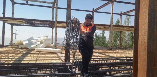 تخریب یک فقره ساخت‌وساز  غیرمجاز در حاشیه حریم محور دماوند – فیروزکوه محدوده روستای سربندان توسط اداره راهداری دماوند